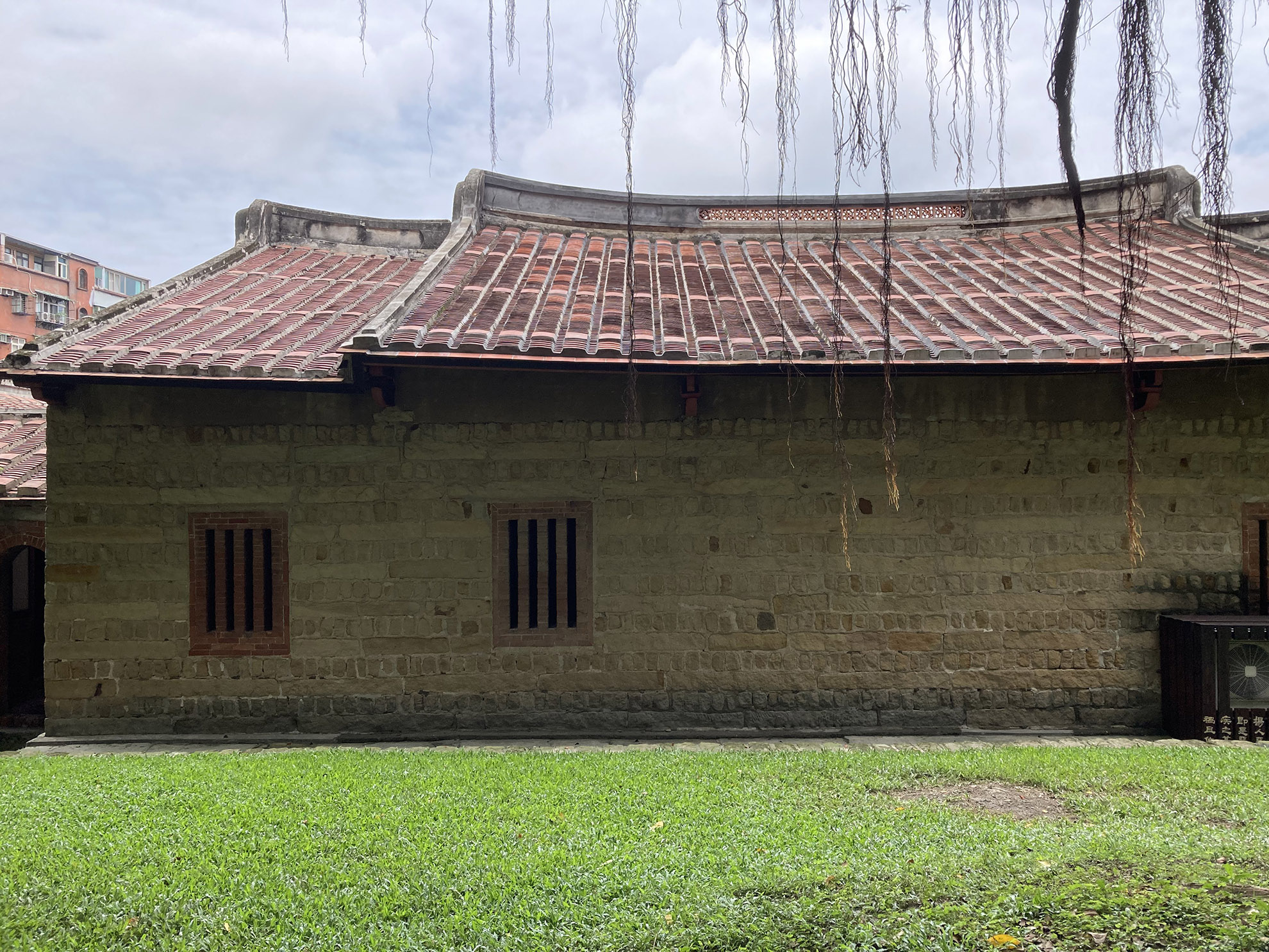 le faite de la toiture en béton (en maçonnerie cimentée) a été endommagé (réparation visible). des fissures verticales sont visibles dans le mur en pierre, et diagonales au niveaux des ouvertures